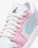 Vista traseira do Jordan Nike Air Jordan 1 Low Se Paw Print Pink Foam mostrando calcanheira e detalhes do solado