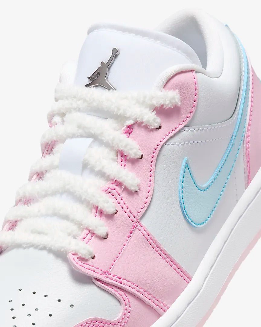 Vista traseira do Jordan Nike Air Jordan 1 Low Se Paw Print Pink Foam mostrando calcanheira e detalhes do solado