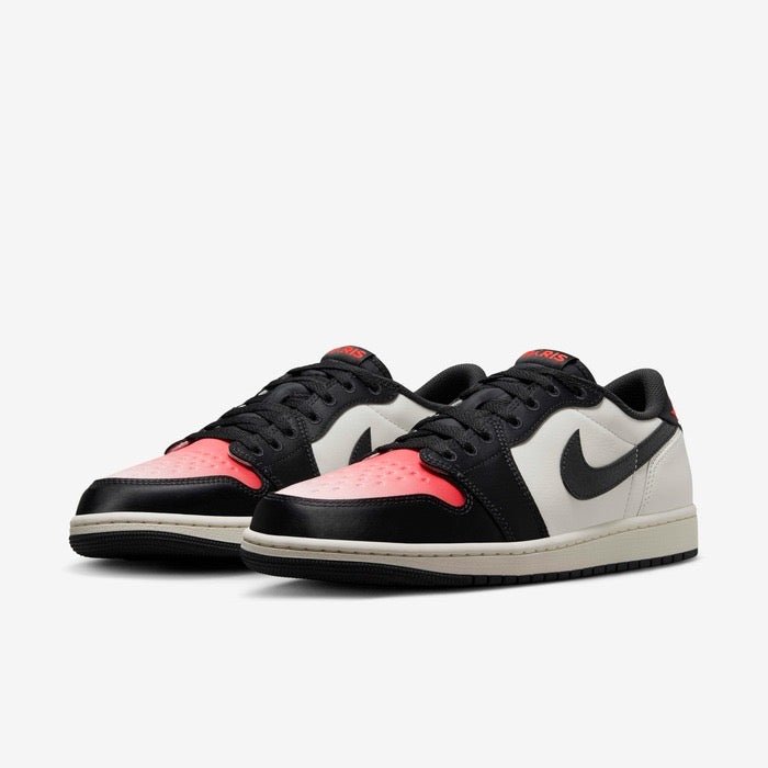Vista traseira do Jordan Nike Air Jordan 1 Low x Paris Saint Germain Sail and Off Noir mostrando calcanheira e detalhes do solado