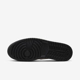 Vista lateral do Jordan Nike Air Jordan 1 Low x Paris Saint Germain Sail and Off Noir mostrando design do cabedal e logo da marca