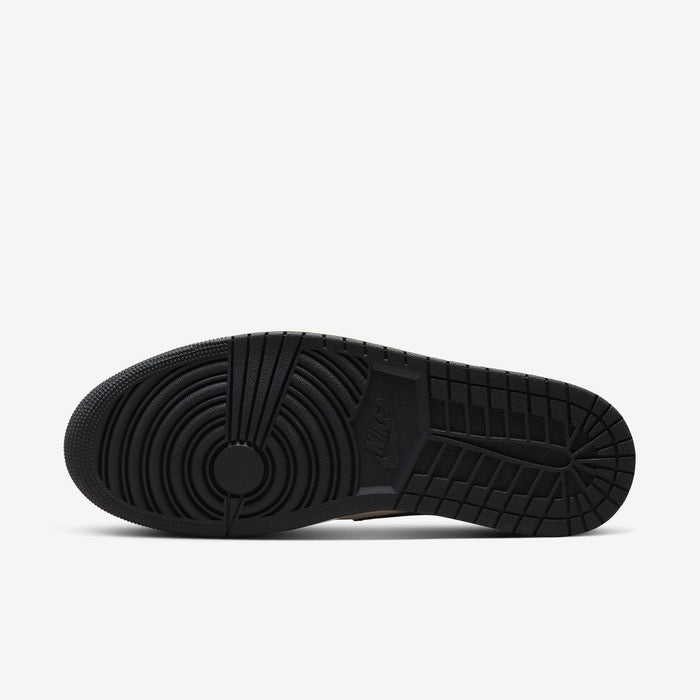 Vista lateral do Jordan Nike Air Jordan 1 Low x Paris Saint Germain Sail and Off Noir mostrando design do cabedal e logo da marca