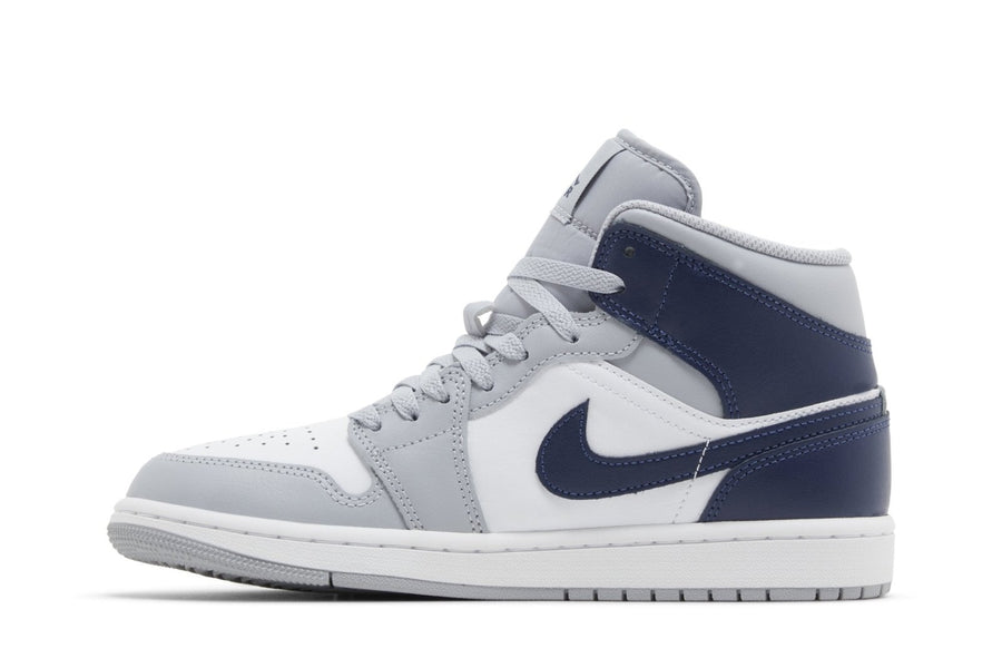 Vista lateral do Jordan Nike Air Jordan 1 Mid Wolf Grey Midnight Navy mostrando design do cabedal e logo da marca