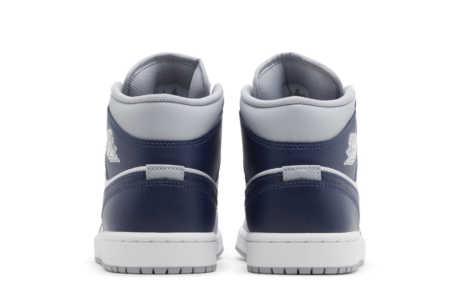 Vista superior do Jordan Nike Air Jordan 1 Mid Wolf Grey Midnight Navy mostrando abertura, lingueta e cadarços