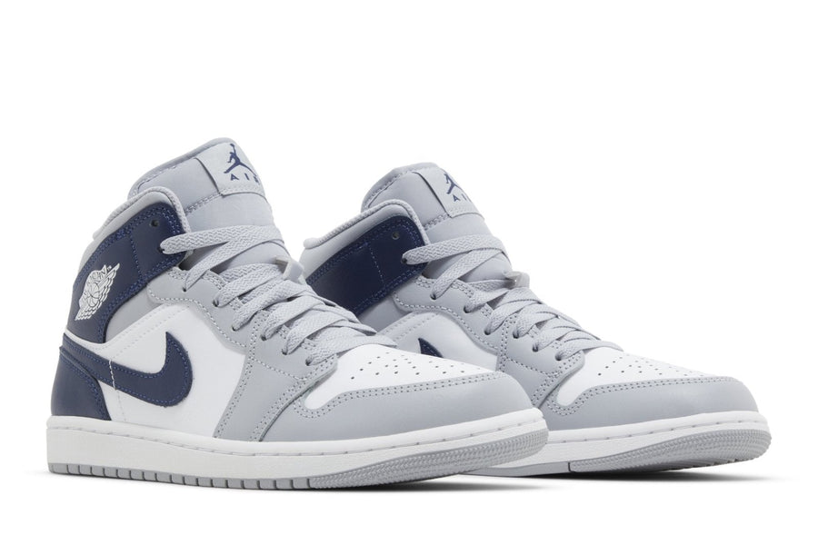 Vista frontal do Jordan Nike Air Jordan 1 Mid Wolf Grey Midnight Navy mostrando biqueira e costuras