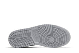 Vista traseira do Jordan Nike Air Jordan 1 Mid Wolf Grey Midnight Navy mostrando calcanheira e detalhes do solado
