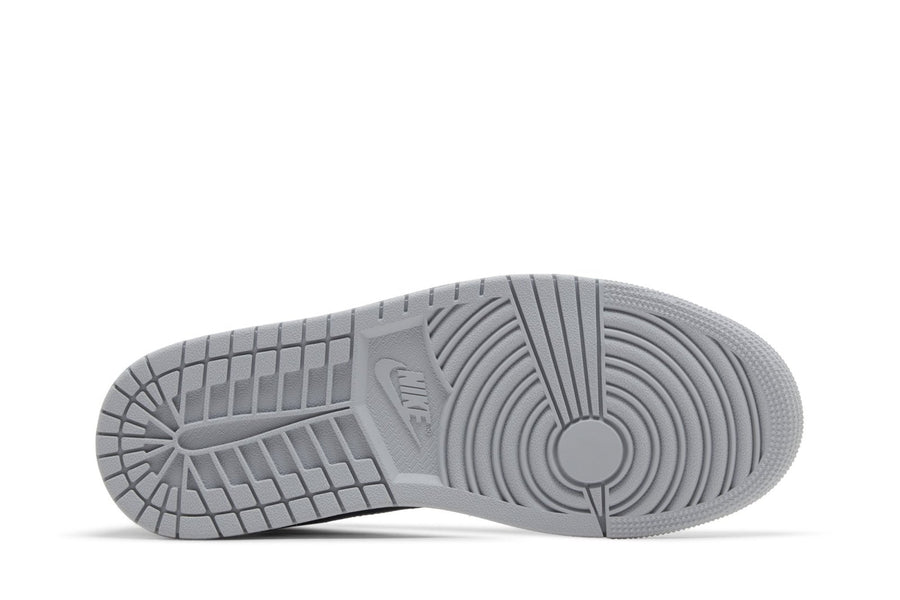 Vista traseira do Jordan Nike Air Jordan 1 Mid Wolf Grey Midnight Navy mostrando calcanheira e detalhes do solado