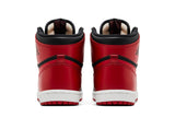 Vista superior do Jordan Nike Air Jordan 1 Retro High '85 OG Bred (2025) mostrando abertura, lingueta e cadarços