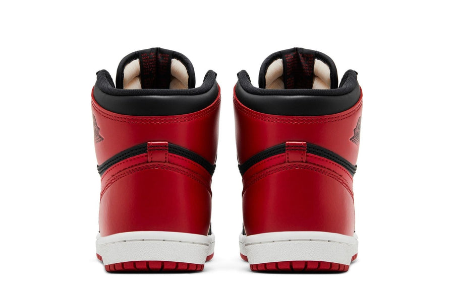 Vista superior do Jordan Nike Air Jordan 1 Retro High '85 OG Bred (2025) mostrando abertura, lingueta e cadarços