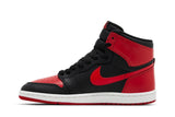 Vista lateral do Jordan Nike Air Jordan 1 Retro High '85 OG Bred (2025) mostrando design do cabedal e logo da marca