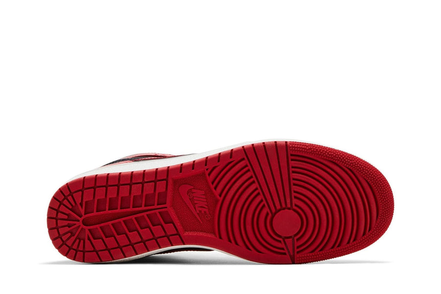 Vista traseira do Jordan Nike Air Jordan 1 Retro High '85 OG Bred (2025) mostrando calcanheira e detalhes do solado