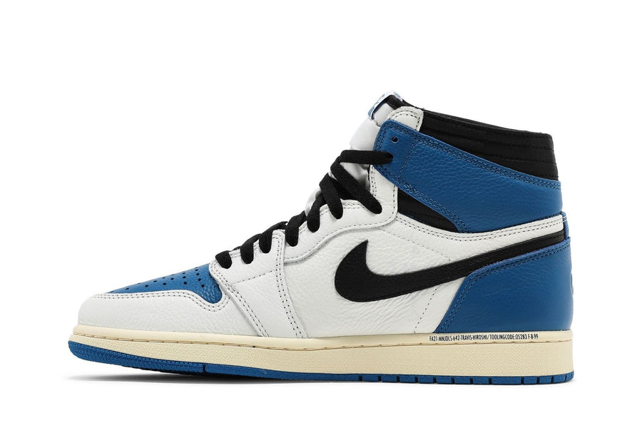 Vista lateral do Jordan Nike Air Jordan 1 Retro High Fragment Design x Travis Scott Couro Branco mostrando design do cabedal e logo da marca