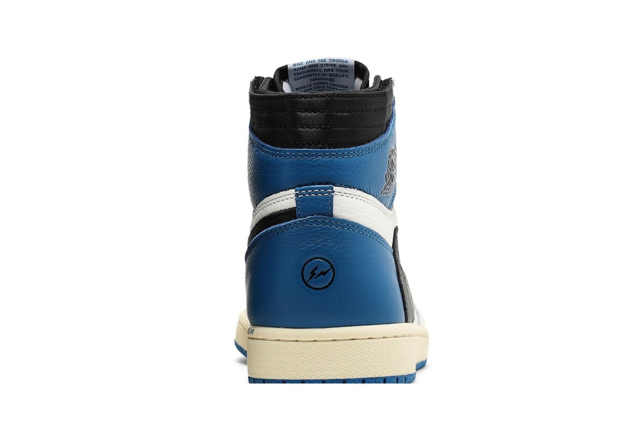 Vista do solado do Jordan Nike Air Jordan 1 Retro High Fragment Design x Travis Scott Couro Branco mostrando padrão de tração e tecnologia de amortecimento