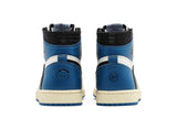 Vista frontal do Jordan Nike Air Jordan 1 Retro High Fragment Design x Travis Scott Couro Branco mostrando biqueira e costuras