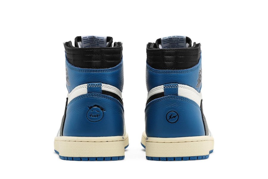 Vista frontal do Jordan Nike Air Jordan 1 Retro High Fragment Design x Travis Scott Couro Branco mostrando biqueira e costuras