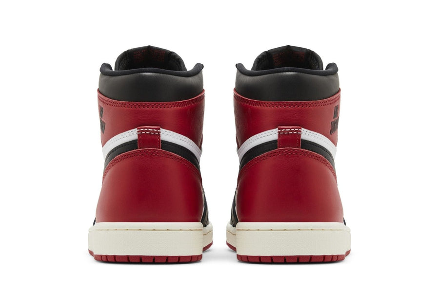 Vista superior do Jordan Nike Air Jordan 1 Retro High OG Black Toe Reimagined mostrando abertura, lingueta e cadarços