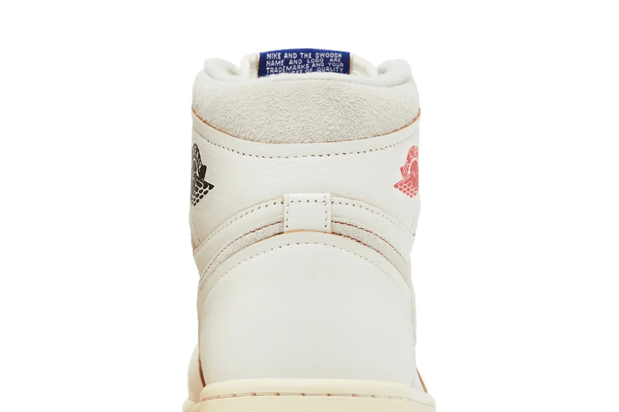 Vista frontal do Jordan Nike Air Jordan 1 Retro High Rare Air Sail Cinnabar mostrando biqueira e costuras