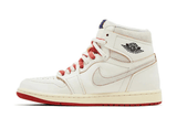 Vista traseira do Jordan Nike Air Jordan 1 Retro High Rare Air Sail Cinnabar mostrando calcanheira e detalhes do solado