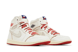 Vista na caixa do Jordan Nike Air Jordan 1 Retro High Rare Air Sail Cinnabar mostrando embalagem original da marca