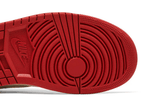 Vista em detalhe do Jordan Nike Air Jordan 1 Retro High Rare Air Sail Cinnabar mostrando textura do material e acabamento
