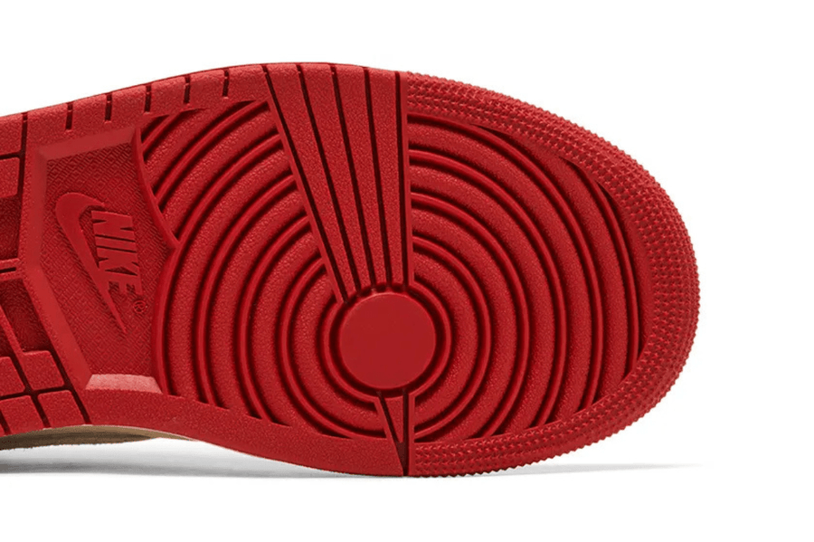 Vista em detalhe do Jordan Nike Air Jordan 1 Retro High Rare Air Sail Cinnabar mostrando textura do material e acabamento