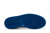 Vista superior do Jordan Nike Air Jordan 1 x Travis Scott Retro Low OG SP Nike Sail Military Blue Couro mostrando abertura, lingueta e cadarços