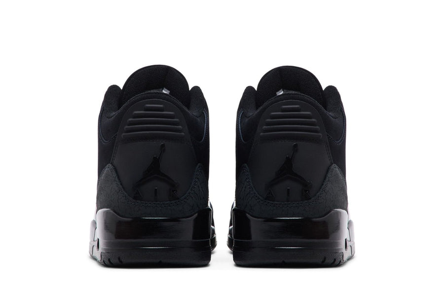 Vista superior do Jordan Nike Air Jordan 3 Retro Black Cat mostrando abertura, lingueta e cadarços