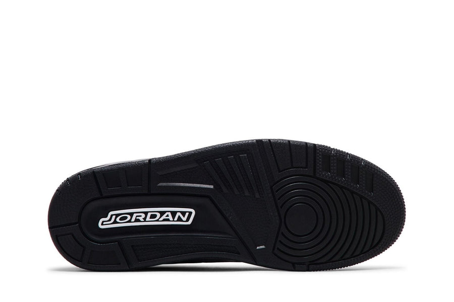 Vista traseira do Jordan Nike Air Jordan 3 Retro Black Cat mostrando calcanheira e detalhes do solado