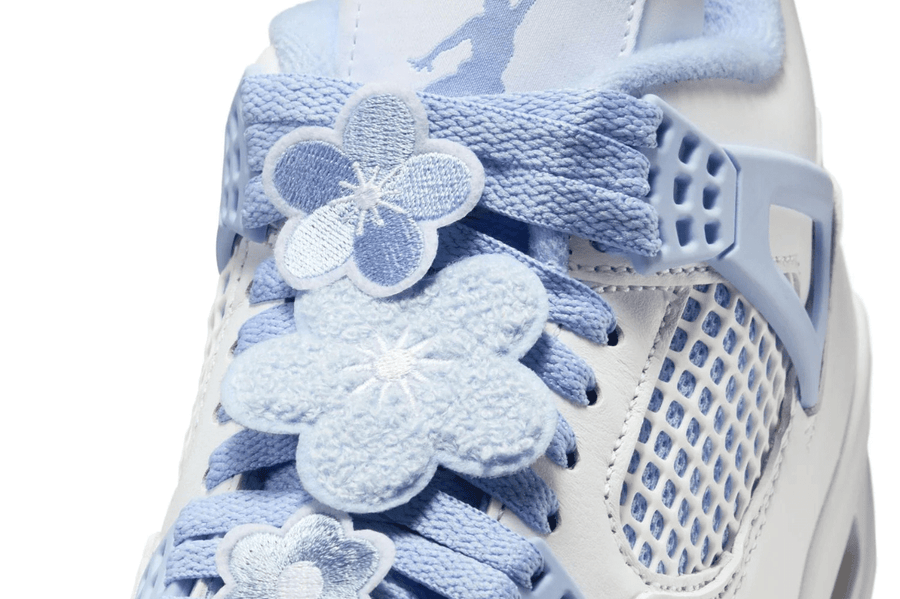 Vista em detalhe do Jordan Nike Air Jordan 4 Retro Forget Me Not mostrando textura do material e acabamento