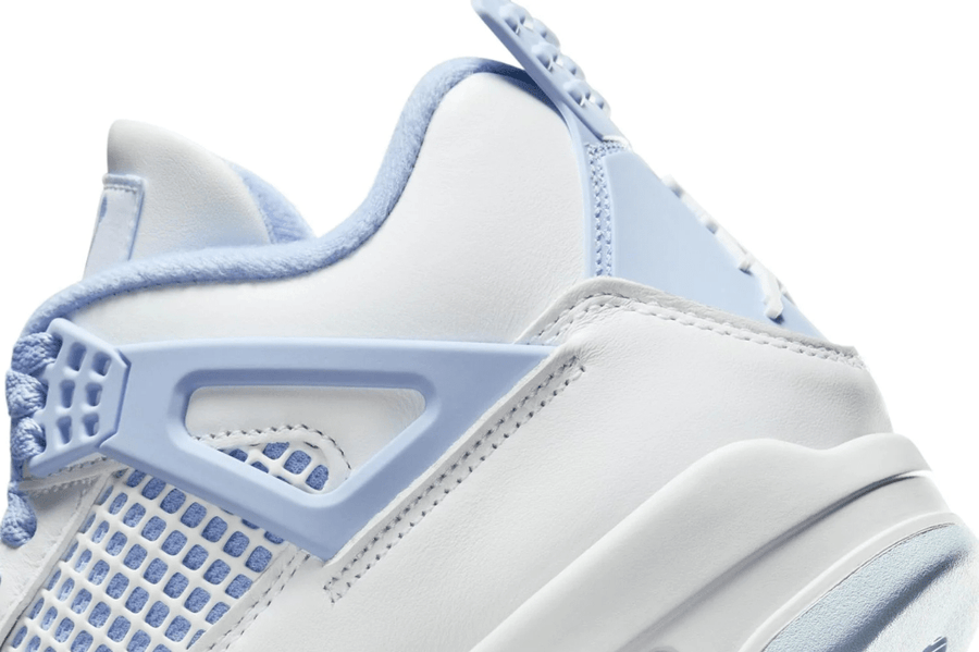 Vista traseira do Jordan Nike Air Jordan 4 Retro Forget Me Not mostrando calcanheira e detalhes do solado