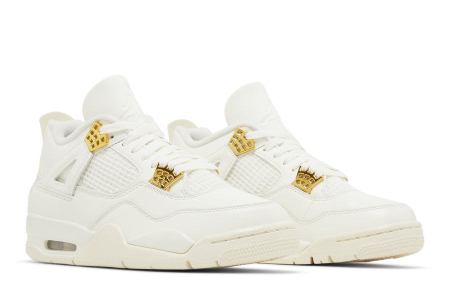 Vista frontal do Jordan Nike Air Jordan 4 Retro Metallic Gold mostrando biqueira e costuras