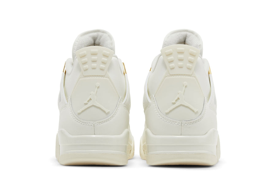 Vista superior do Jordan Nike Air Jordan 4 Retro Metallic Gold mostrando abertura, lingueta e cadarços