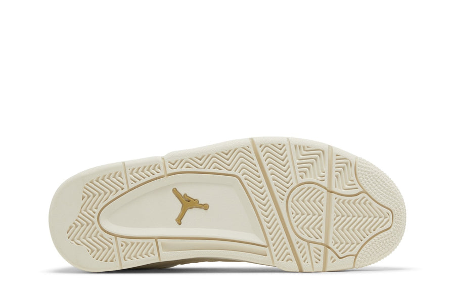 Vista traseira do Jordan Nike Air Jordan 4 Retro Metallic Gold mostrando calcanheira e detalhes do solado