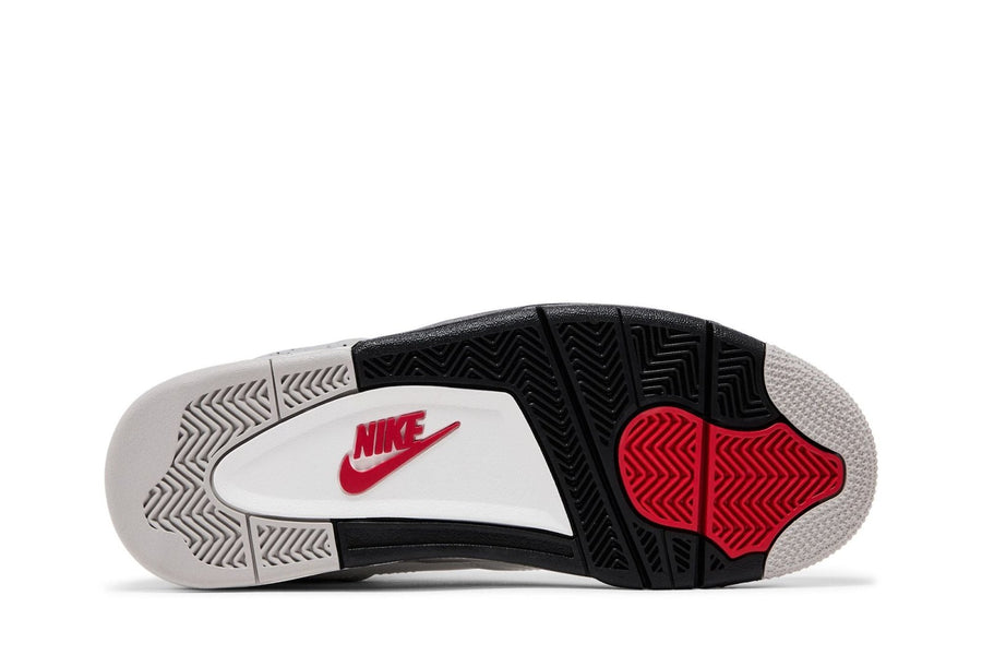 Vista traseira do Jordan Nike Air Jordan 4 Retro OG Nike White Cement Couro mostrando calcanheira e detalhes do solado