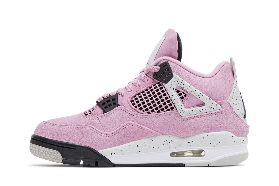 Vista lateral do Jordan Nike Air Jordan 4 Retro Orchid mostrando design do cabedal e logo da marca