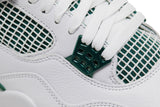 Vista em detalhe do Jordan Nike Air Jordan 4 Retro Oxidized Green mostrando textura do material e acabamento