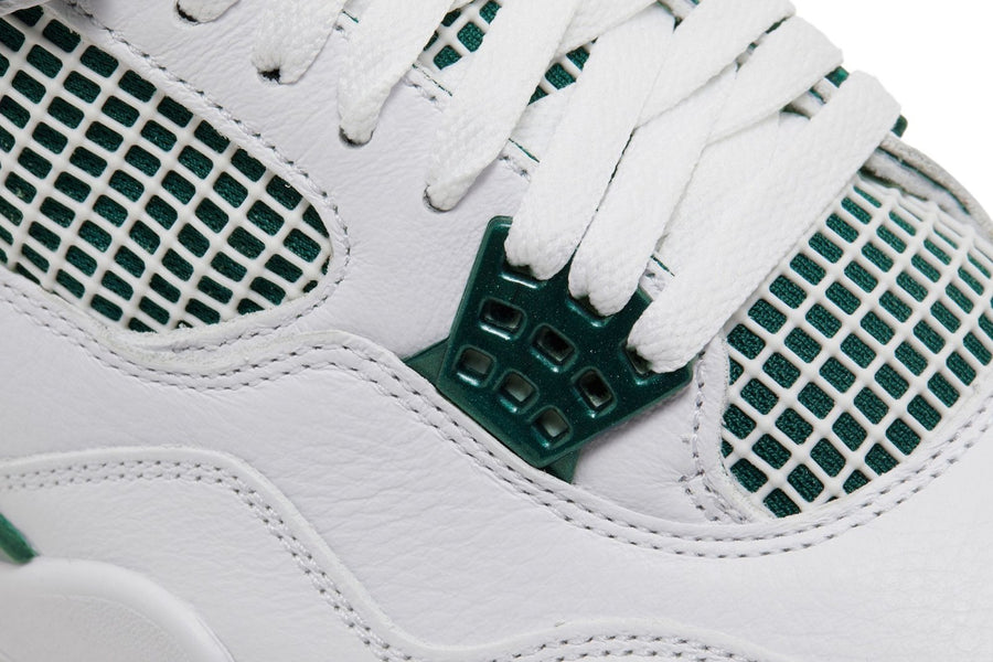 Vista em detalhe do Jordan Nike Air Jordan 4 Retro Oxidized Green mostrando textura do material e acabamento