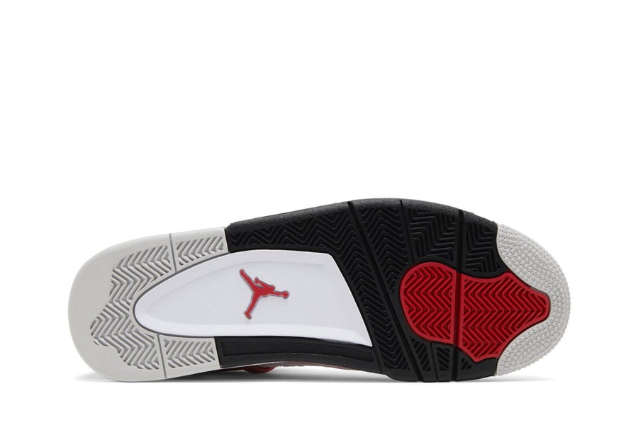 Vista traseira do Jordan Nike Air Jordan 4 Retro Red Cement mostrando calcanheira e detalhes do solado