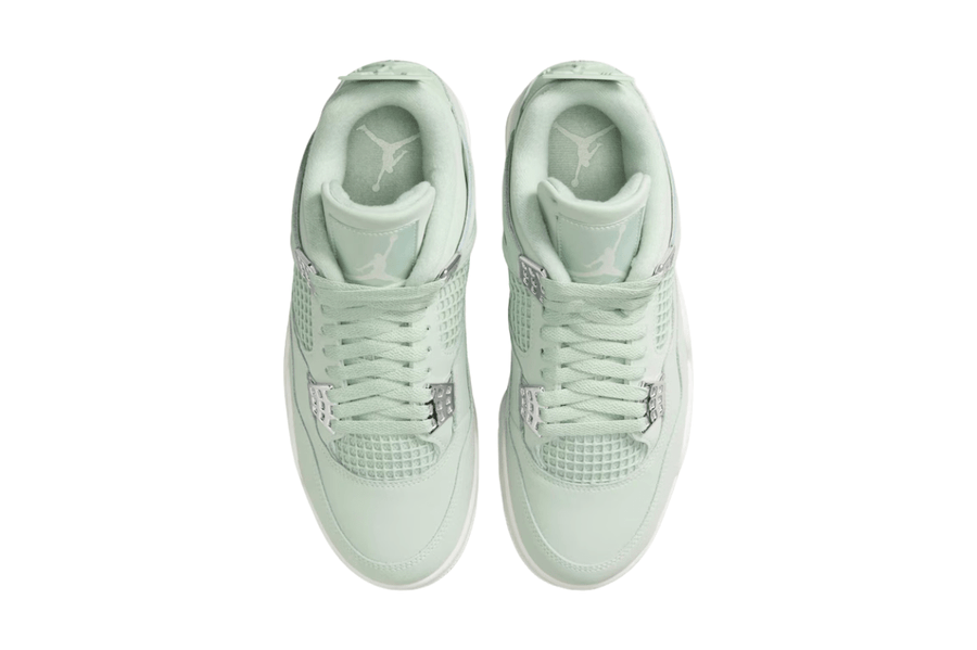 Vista do solado do Jordan Nike Air Jordan 4 Retrô Seafoam mostrando padrão de tração e tecnologia de amortecimento