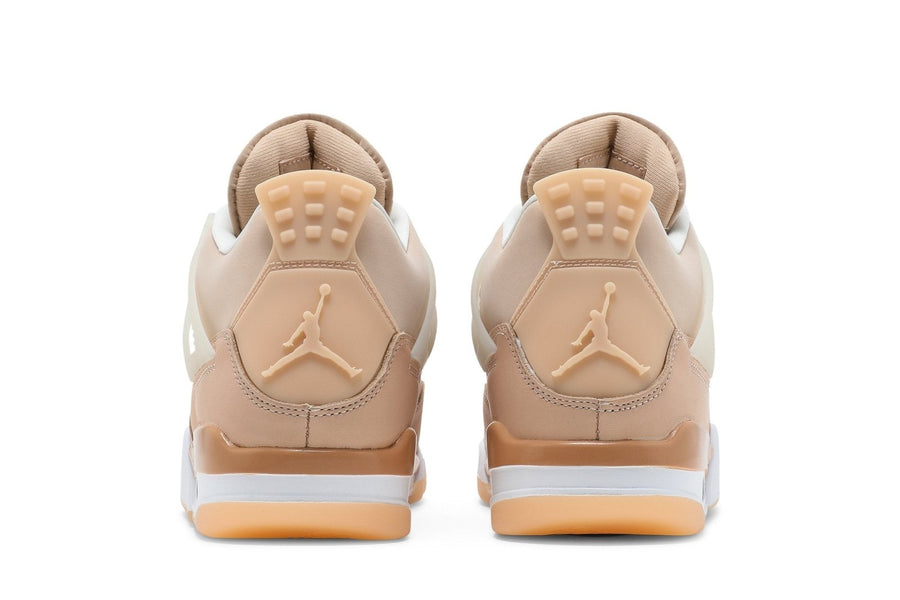 Vista superior do Jordan Nike Air Jordan 4 Retro Shimmer mostrando abertura, lingueta e cadarços