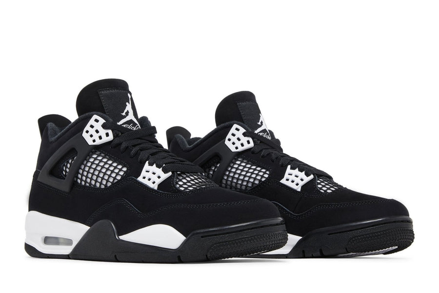Vista frontal do Jordan Nike Air Jordan 4 Retro White Thunder mostrando biqueira e costuras