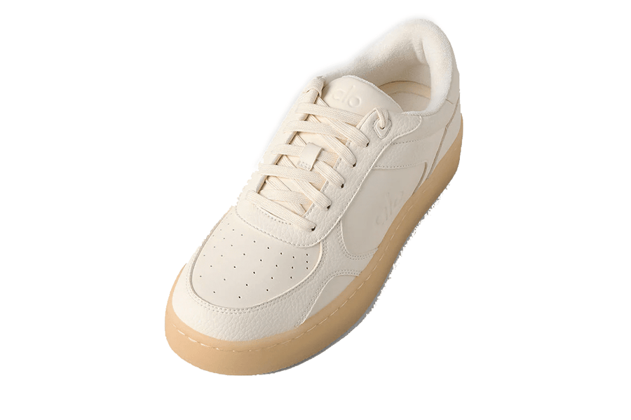 Vista lateral do Alo Yoga Alo Yoga Alo Recovery Mode Sneaker Clay mostrando design do cabedal e logo da marca