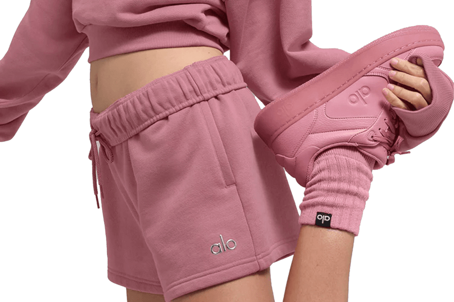 Vista frontal do Alo Yoga Alo Yoga Alo Recovery Mode Sneaker Pink Wild Rose mostrando biqueira e costuras