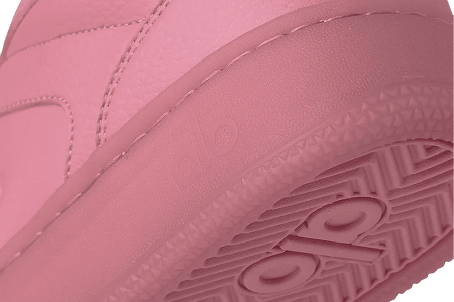Vista traseira do Alo Yoga Alo Yoga Alo Recovery Mode Sneaker Pink Wild Rose mostrando calcanheira e detalhes do solado