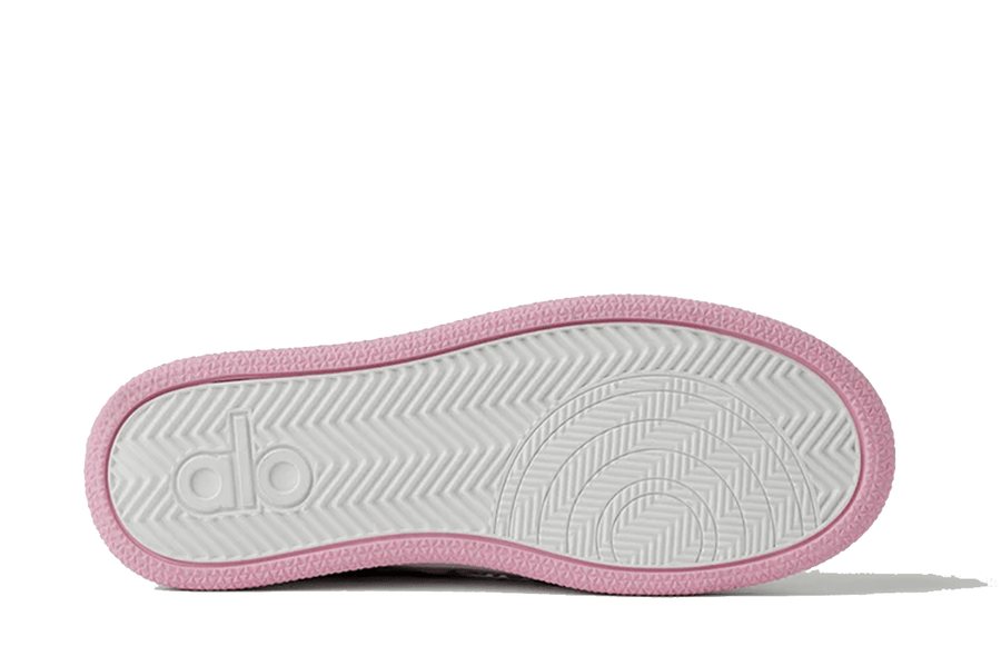 Vista lateral do Alo Yoga Alo Yoga Alo Recovery Mode Sneaker Pink/White mostrando design do cabedal e logo da marca