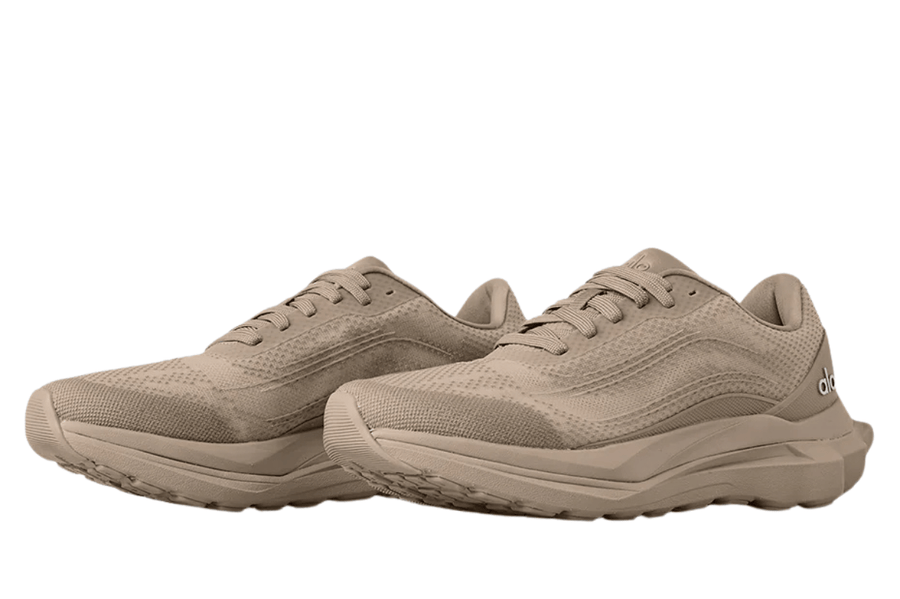 Tênis Alo Yoga ALO Runner Gravel Bege por R$ 2.399,99 em até 10x