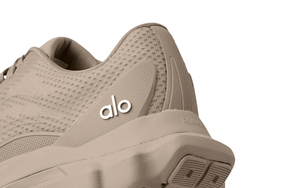 Tênis Alo Yoga ALO Runner Gravel Bege por R$ 2.399,99 em até 10x