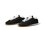 Vista lateral do Alo Yoga Alo Yoga Alo Sunset Sneaker Black mostrando design do cabedal e logo da marca