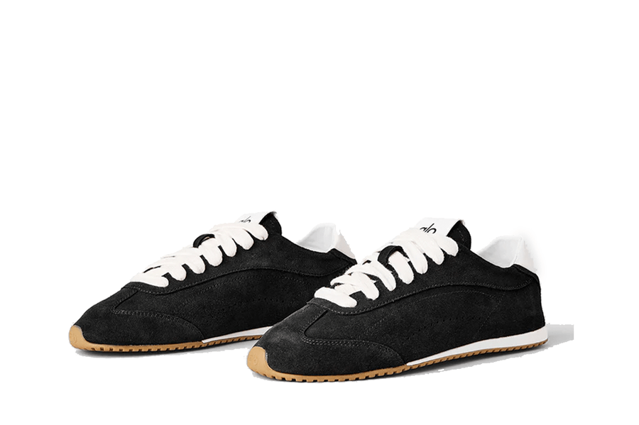Vista lateral do Alo Yoga Alo Yoga Alo Sunset Sneaker Black mostrando design do cabedal e logo da marca