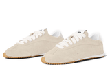 Vista lateral do Alo Yoga Alo Yoga Alo Sunset Sneaker Sandstone mostrando design do cabedal e logo da marca