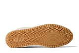 Vista traseira do Alo Yoga Alo Yoga Alo Sunset Sneaker Sandstone mostrando calcanheira e detalhes do solado